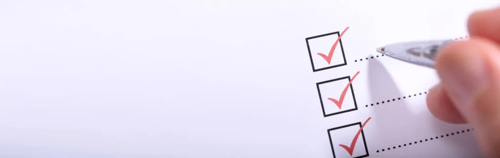Checkliste mit roten Haken