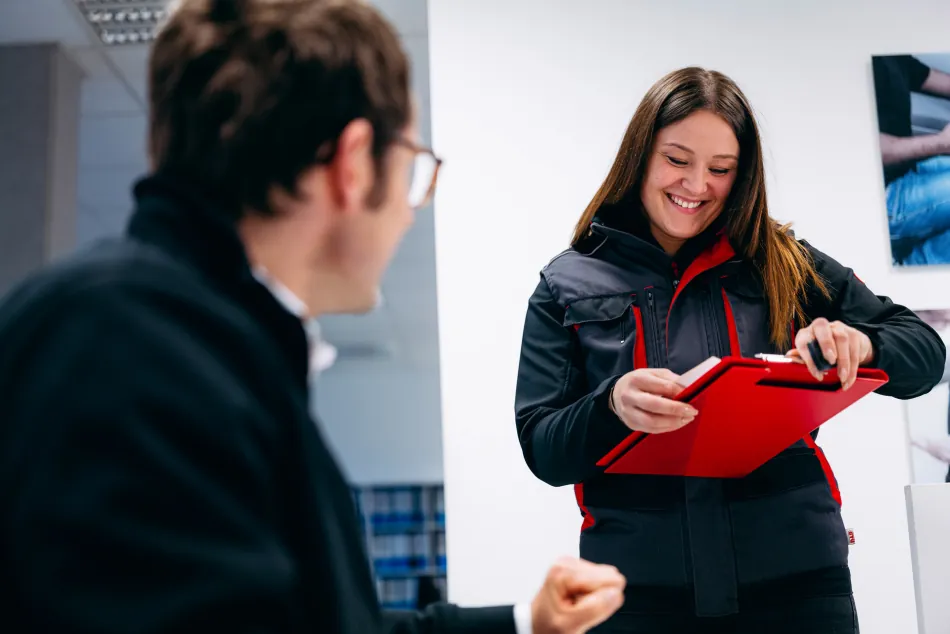 GTÜ-Prüfingenieurin mit Kunde