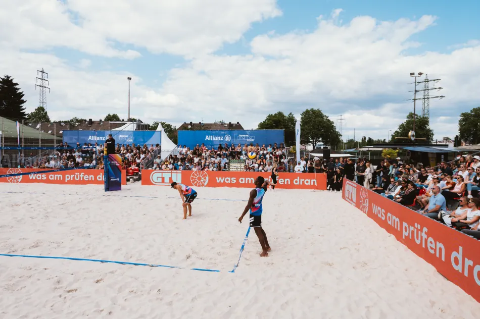 GTÜ-Bandenwerbung bei der German Beach Tour 2022