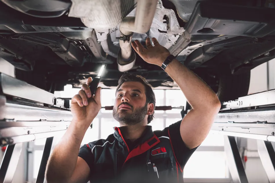 GTÜ-Prüfingenieur bei der Fahrzeugprüfung