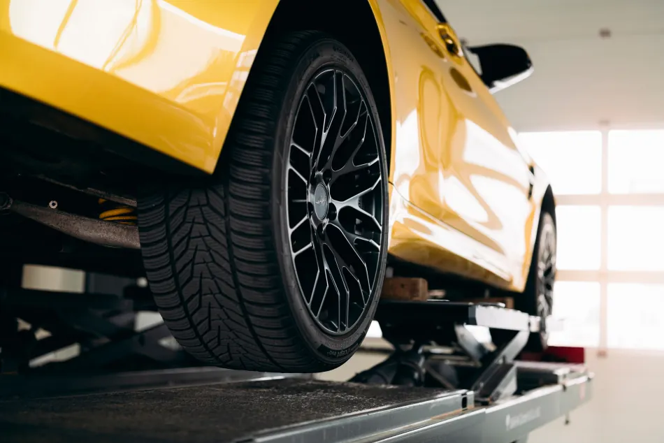 BMW M4 auf einer Hebebühne