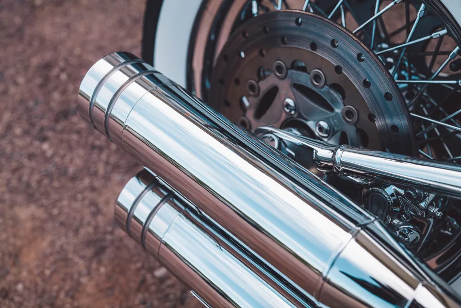 Detailaufnahme eines Endrohrs am Motorrads