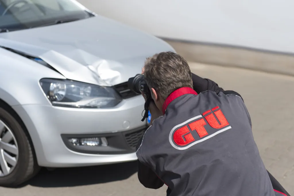 GTÜ-Sachverständiger bei der Aufnahme eines Unfallschadens