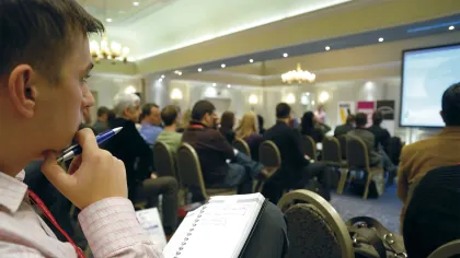 Teilnehmende in einem Seminar