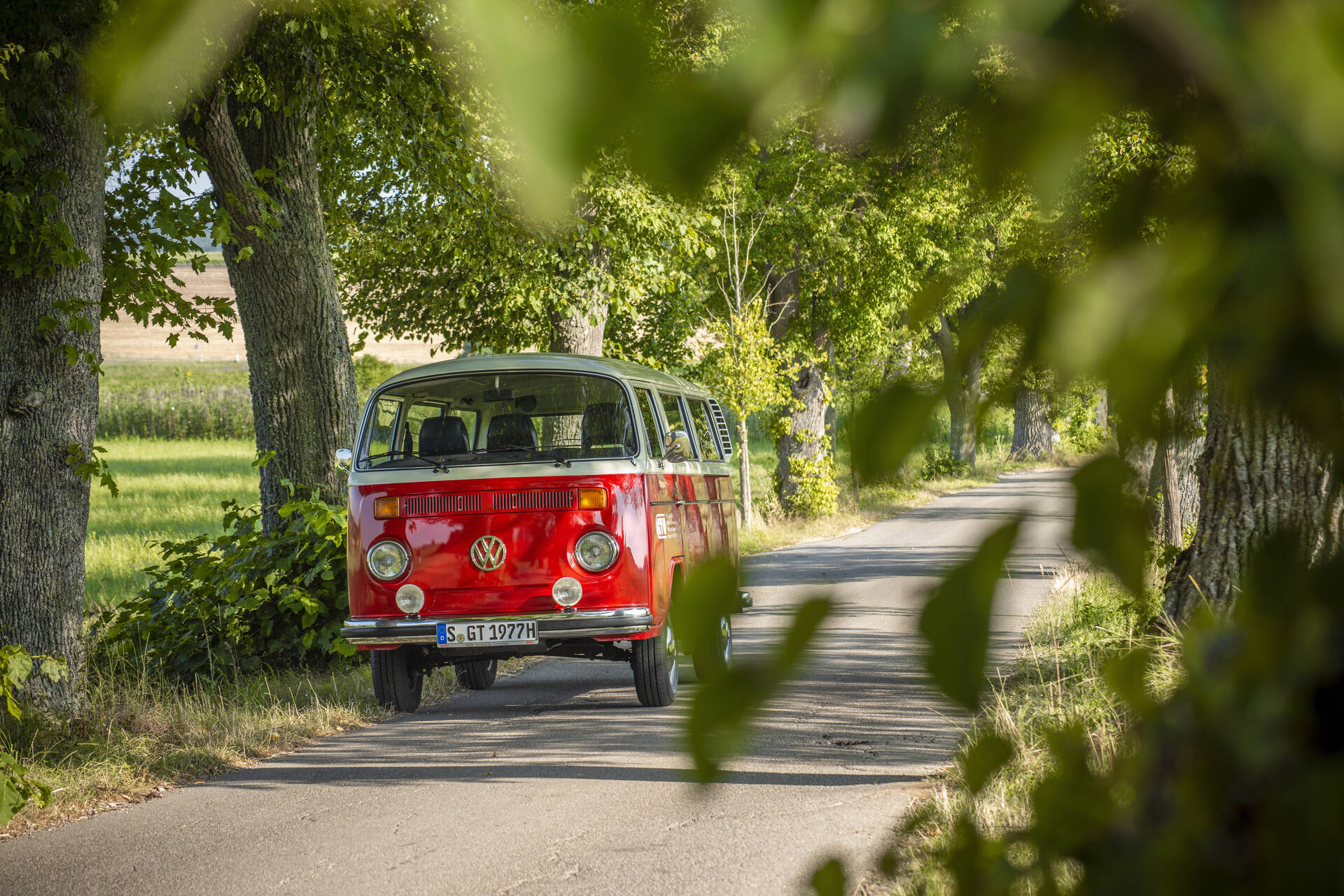 VW T2 "Bulli" in rot-weißer Lackierung